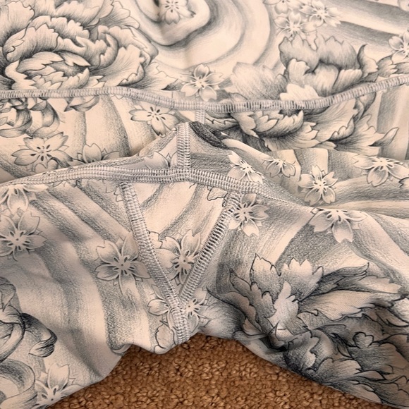 Lululemon crop yoga style leggings 8 - Picture 5 of 6